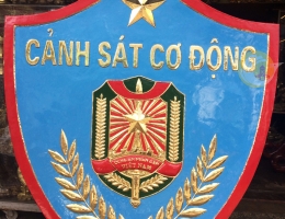 Huy hiệu Cảnh sát cơ động Việt Nam bằng đồng treo tại trụ sở