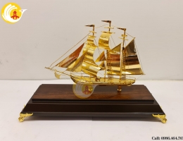 Mô hình Thuyền buồm mạ vàng 24k làm quà tặng cho doanh nghiệp