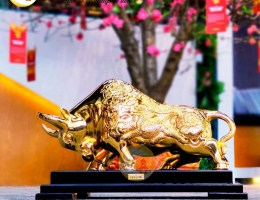 Tượng Bò tài chính mạ vàng 24k tại Sài Gòn