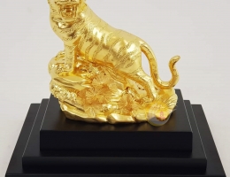 Tượng hổ dát vàng 24k trưng bày trên bàn làm việc