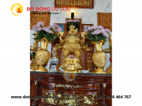 Bộ Lư đồng dát vàng 9999 trên tủ thờ người Nam Bộ