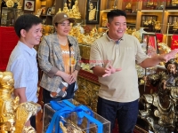 Vợ chồng Hải SaPa TV đến chọn quà tân gia tại Đồ Đồng Sài Gòn