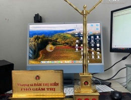 Biển chức danh Đảng tặng sếp