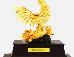 Tượng gà trống mạ vàng 24k bày trên bàn làm việc