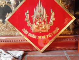 Huy hiệu của lực lượng dân quân tự vệ Việt Nam bằng đồng vàng tại Sài Gòn