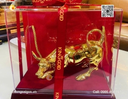 Linh vật Trâu bằng đồng mạ vàng 24K bày trên bàn làm việc