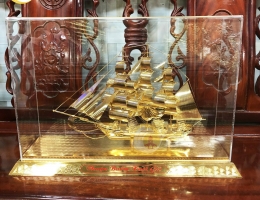 Thuyền buồm dát vàng 9999 dùng làm quà tặng
