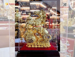 Tượng ngựa để bàn mạ vàng 24k – Biểu tượng phong thủy cho sự thăng tiến và phát tài