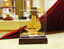 Thuyền buồm mạ vàng 24k cao cấp đặt trên bàn làm việc